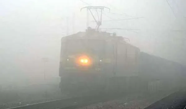 Weather Update: दिल्ली में सुबह घना कोहरा छाया रहा, रेल यातायात प्रभावित
